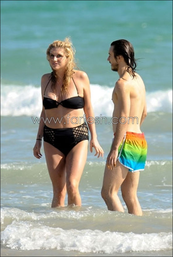 كيشا تبرز انوثتها في بكيني اسود بخصر عال بشواطئ استراليا  صورة رقم 13