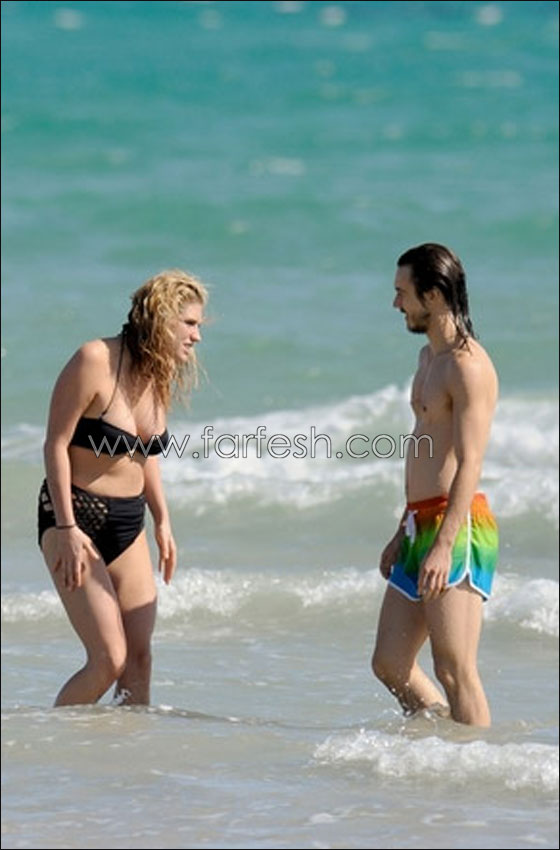 كيشا تبرز انوثتها في بكيني اسود بخصر عال بشواطئ استراليا  صورة رقم 8