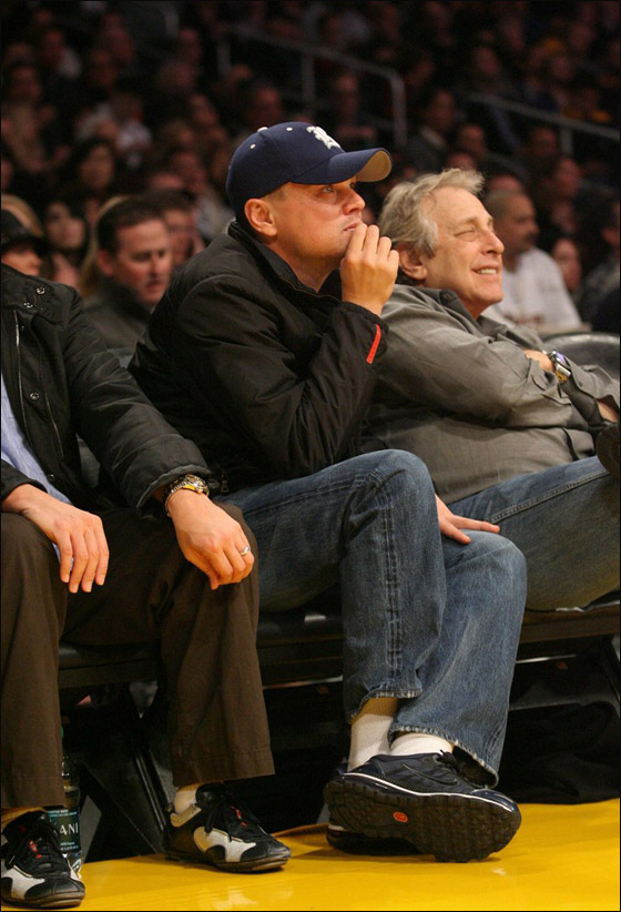 بالصور.. دي كابريو يبصبص على مشجعات الـ