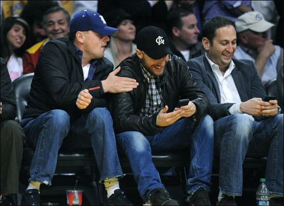 بالصور.. دي كابريو يبصبص على مشجعات الـ