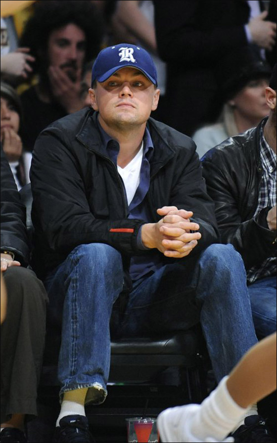 بالصور.. دي كابريو يبصبص على مشجعات الـ