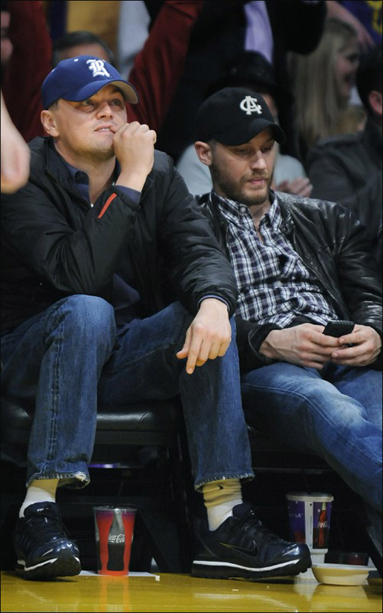 بالصور.. دي كابريو يبصبص على مشجعات الـ