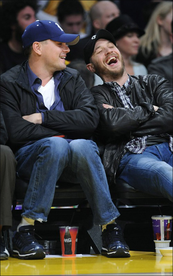 بالصور.. دي كابريو يبصبص على مشجعات الـ