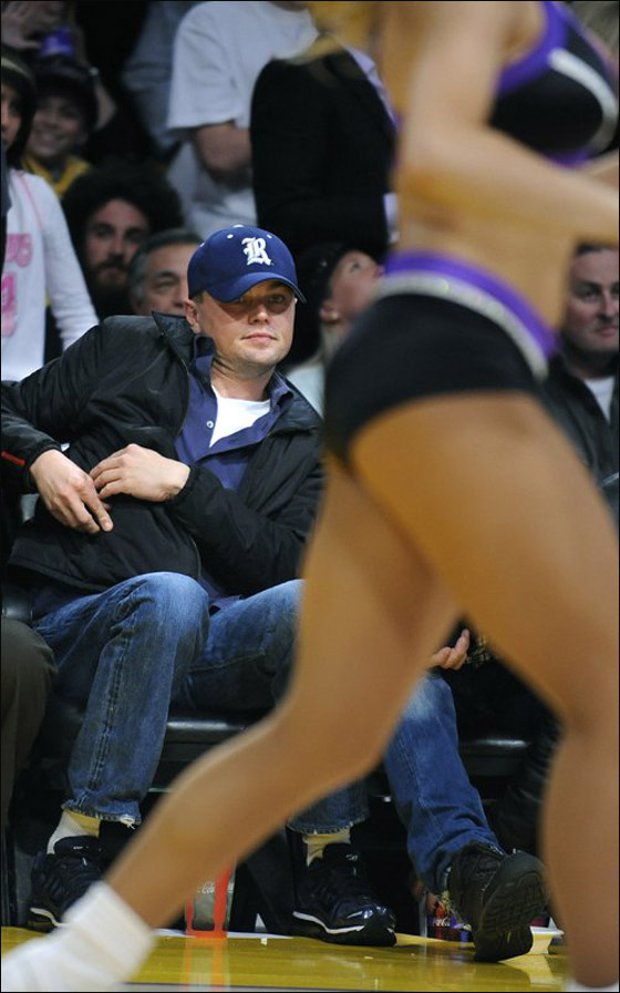 بالصور.. دي كابريو يبصبص على مشجعات الـ