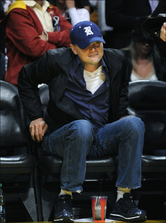 بالصور.. دي كابريو يبصبص على مشجعات الـ