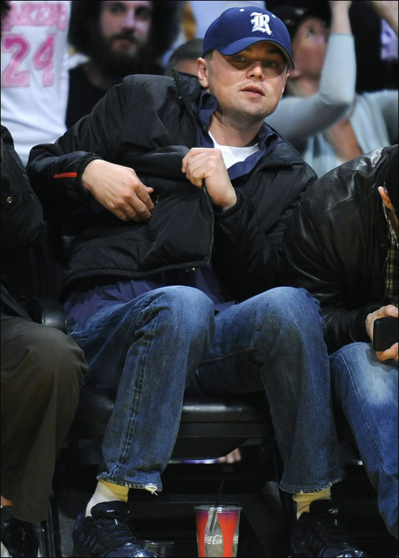 بالصور.. دي كابريو يبصبص على مشجعات الـ