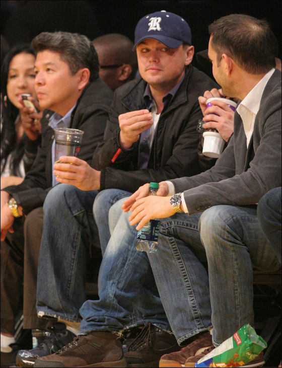 بالصور.. دي كابريو يبصبص على مشجعات الـ