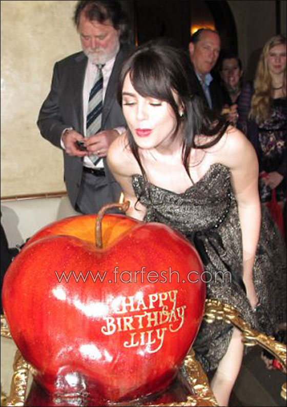 النجمة ليلي كولينز تحتفل بعيد ميلادها الثالث والعشرين!! صورة رقم 5 النجمة ليلي كولينز تحتفل بعيد ميلادها الثالث والعشرين!! صورة رقم 5