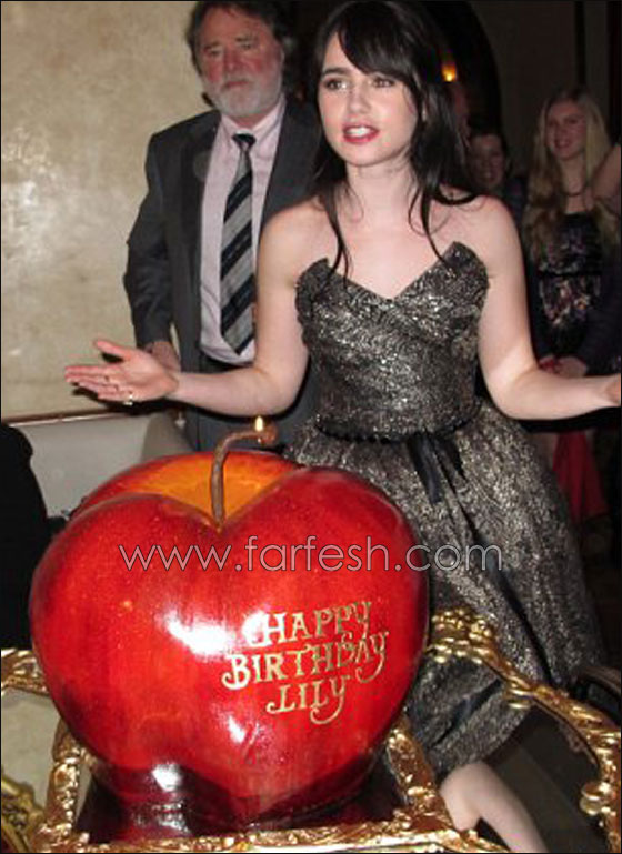 النجمة ليلي كولينز تحتفل بعيد ميلادها الثالث والعشرين!! صورة رقم 4 النجمة ليلي كولينز تحتفل بعيد ميلادها الثالث والعشرين!! صورة رقم 4