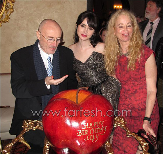 النجمة ليلي كولينز تحتفل بعيد ميلادها الثالث والعشرين!! صورة رقم 3 النجمة ليلي كولينز تحتفل بعيد ميلادها الثالث والعشرين!! صورة رقم 3