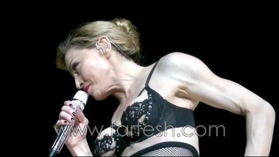 مادونا تثير جدلا بالكشف عن صدرها خلال حفل في تركيا!!  صورة رقم 6