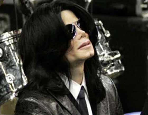 قفاز وقبعة الراحل مايكل جاكسون يباعون بـ402 الف دولار!! صورة رقم 6 قفاز وقبعة الراحل مايكل جاكسون يباعون بـ402 الف دولار!! صورة رقم 6