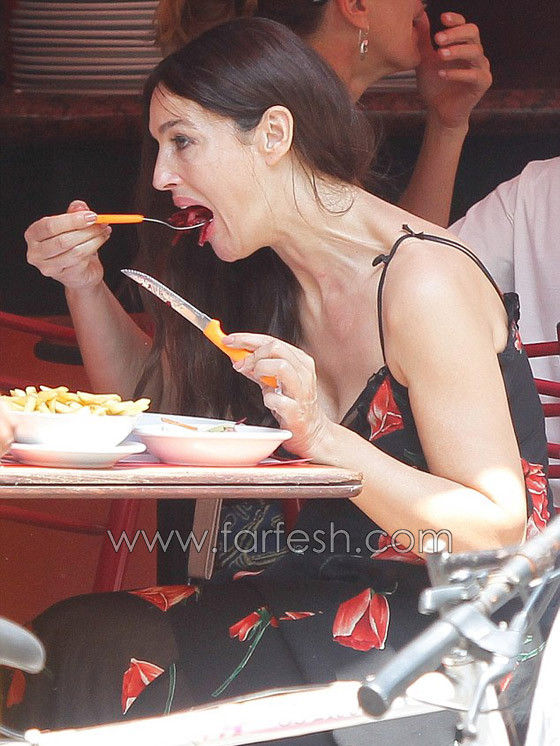 مونيكا بيلوتشي أكثر من رائعة بعد ان اتمت الـ48 عاما! صورة رقم 6 مونيكا بيلوتشي أكثر من رائعة بعد ان اتمت الـ48 عاما! صورة رقم 6