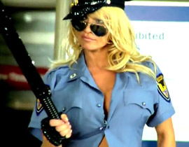 منع اعلان باميلا المثير لتجريدها المسافرين من ملابسهم! صورة رقم 1 منع اعلان باميلا المثير لتجريدها المسافرين من ملابسهم! صورة رقم 1