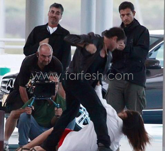  بينيلوبي كروز تسقط ارضا وتتعرض للضرب!  صورة رقم 1