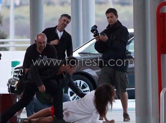  بينيلوبي كروز تسقط ارضا وتتعرض للضرب!  صورة رقم 3