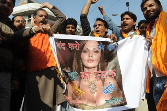 فنانة هندية تسبب المشاكل لهيفاء وهبي بسبب الشبه الكبير بينهما!  صورة رقم 6