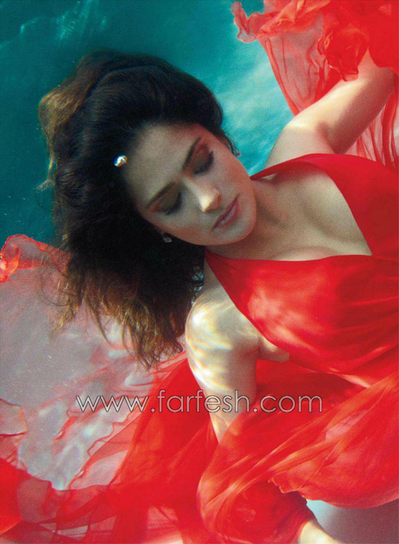 بالصور.. سلمى حايك تخفي صدرها العاري بيديها!! صورة رقم 4 بالصور.. سلمى حايك تخفي صدرها العاري بيديها!! صورة رقم 4