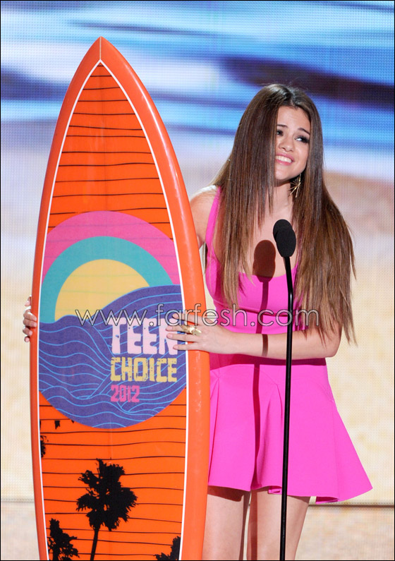 النجمة السمراء سيلينا غوميز تلفت الانظار بفستان وردي! صورة رقم 6 النجمة السمراء سيلينا غوميز تلفت الانظار بفستان وردي! صورة رقم 6