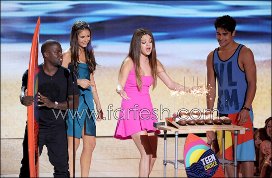 النجمة السمراء سيلينا غوميز تلفت الانظار بفستان وردي! صورة رقم 19 النجمة السمراء سيلينا غوميز تلفت الانظار بفستان وردي! صورة رقم 19