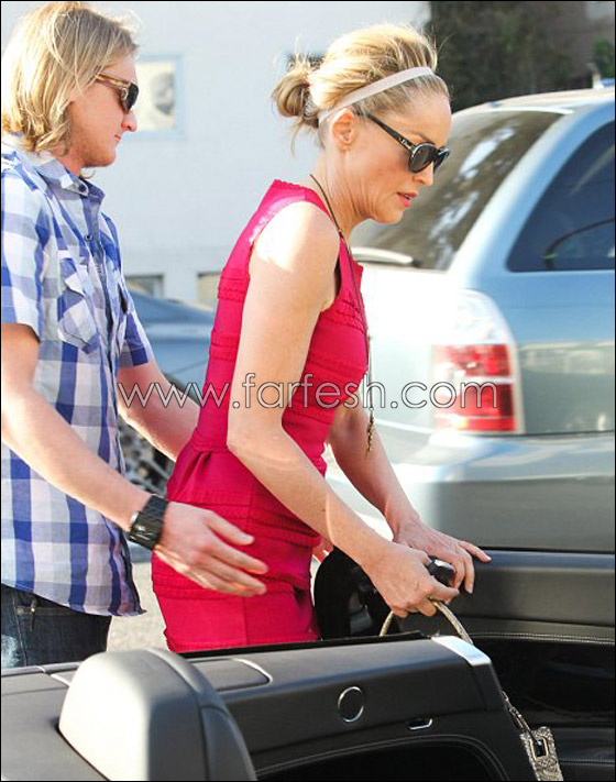 شارون في فستان احمر قصير مع شاب يصغرها بكثير!  صورة رقم 4