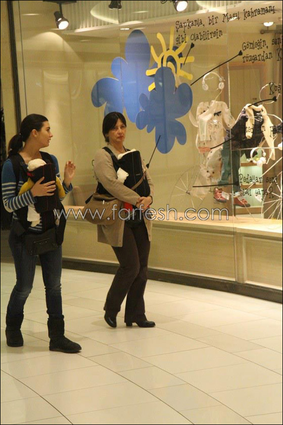 لأول مرة بعد ولادتهما.. عدسات المصورين تلتقط صور لتوأم 