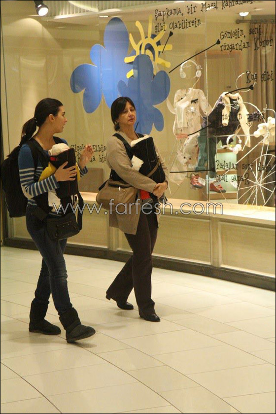 لأول مرة بعد ولادتهما.. عدسات المصورين تلتقط صور لتوأم 