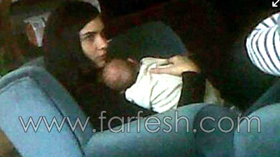 لأول مرة بعد ولادتهما.. عدسات المصورين تلتقط صور لتوأم 