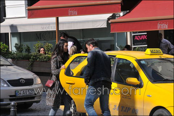 لأول مرة بعد ولادتهما.. عدسات المصورين تلتقط صور لتوأم 