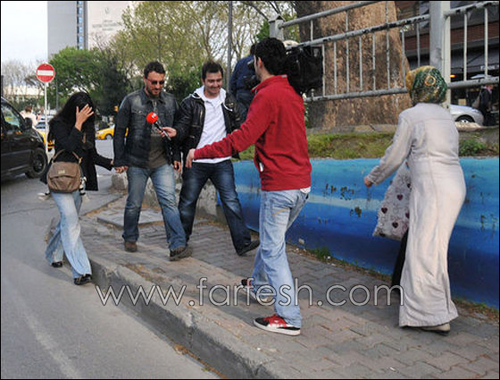 لأول مرة بعد ولادتهما.. عدسات المصورين تلتقط صور لتوأم 