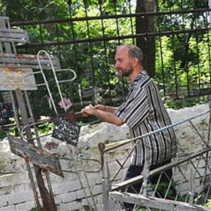 نبش القبور واصطحب 20 جثة الى بيته! صورة رقم 1