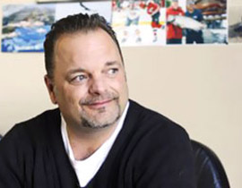 كندي يعرض حياته للخطر لانقاذ ركاب طائرة مشتعلة!!  صورة رقم 1