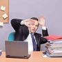 تقدّم بشكوى الى المحكمة لمنع كائنات فضائية من ملاحقته