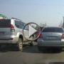 بالفيديو.. ينتقم من سيارة اخرى تجاوزته بطريقته الخاصة!! 	