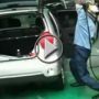بالفيديو.. كوري ينظف السيارات بطريقة مبهرة وغريبة! 	