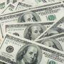 متشردة تعثر على أكثر من 10 آلاف دولار وتعيدها للشرطة   