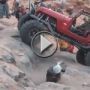 بالفيديو: مصورة تخاطر بحياتها من اجل عملها 	   