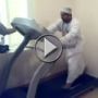 شاهدوا بالفيديو شاب يمارس الرياضة بشكل مضحك! 	