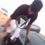 شاهدوا ردة الفعل الغريبة لركاب سيارة عندما انقلبت سيارتهم