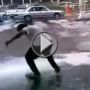 بالفيديو.. يحاولان المشي على الثلوج وينزلقان بشكل مضحك! 	