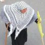 صورة لسيدة فلسطينية كبيرة تحظى باهتمام واعجاب كبير