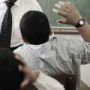 معلم يرغم تلاميذه 