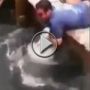 بالفيديو.. مشهد مروع لسمكة اصطادت رجلا 	