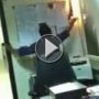 بالفيديو.. خليجي يجبر هندي على ازالة القابس الكهربائي لينفجر بوجهه!