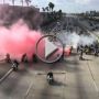 بالفيديو.. يغلق الطريق السريع ليطلب الزواج من صديقته 	