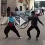 تونسيان يرقصان تحديا لقنابل الغاز المسيل للدموع 	 