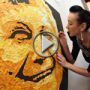 اوكرانية تمضغ العلكة وترسم بها صور المشاهير  	