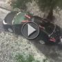 بالفيديو.. غبي يحاول إبعاد الثلوج عن سيارته بيديه دون استسلام 	