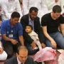 بالصور: رجل يركع ويصلي وابنه بحضنه! 