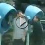 بالفيديو: شاب مشاكس يعمل مقالب مضحكة بالناس! 	